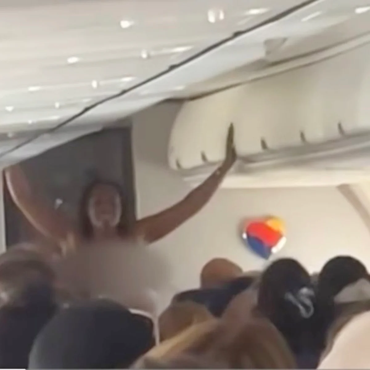 Passageira fica pelada durante voo e desfila por corredor de avião nos EUA