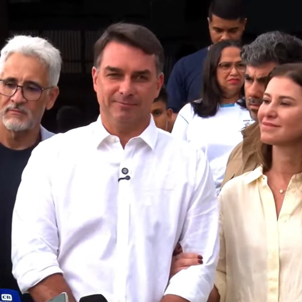 Flávio diz que vai visitar Bolsonaro nesta terça após autorização de Moraes