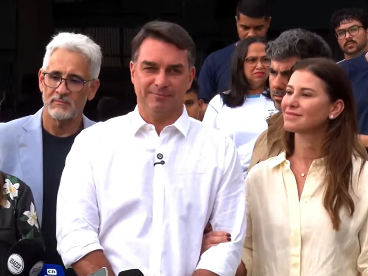 Flávio diz que vai visitar Bolsonaro nesta terça após autorização de Moraes
