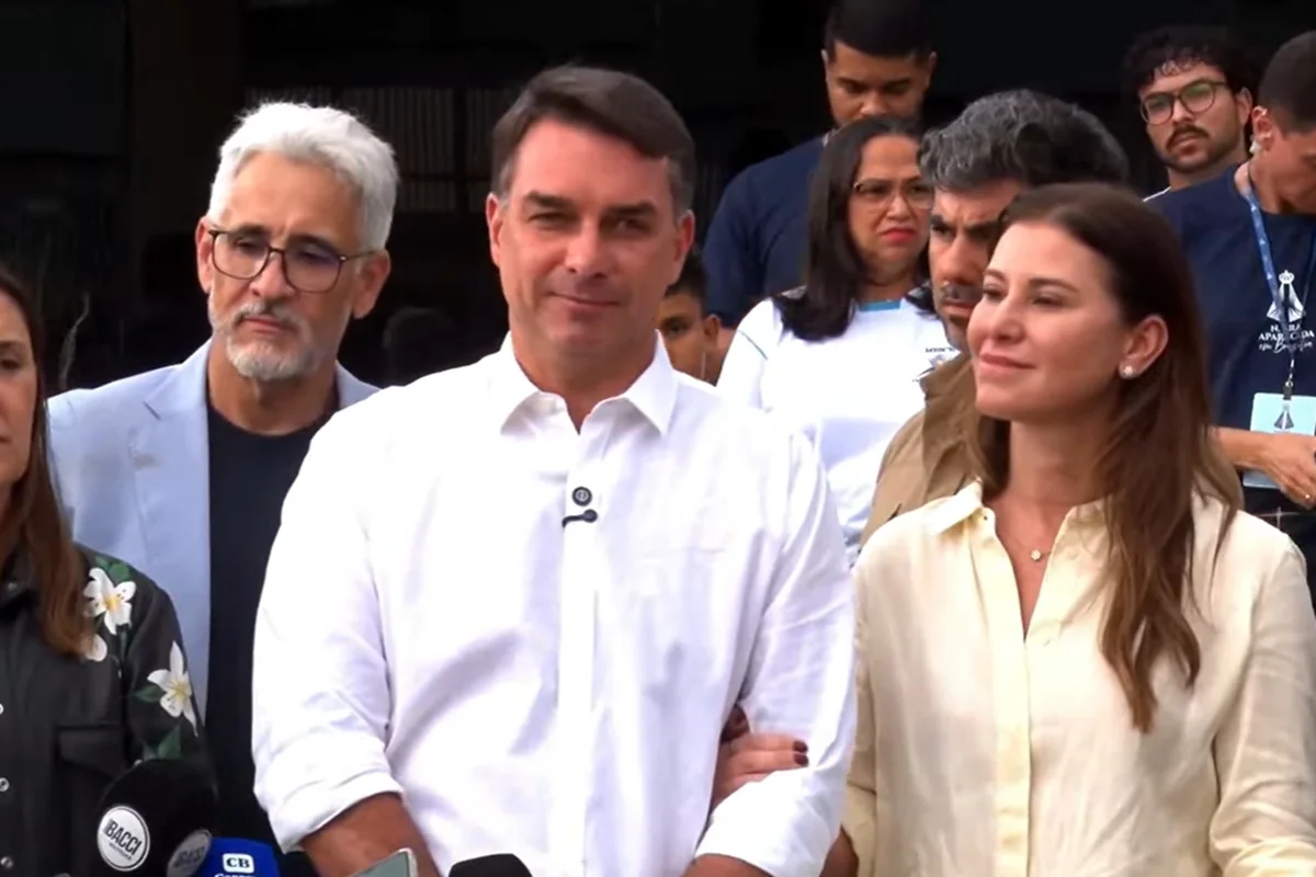 Imagem colorida, Flávio Bosonaro e Fernanda Bolsonaro
