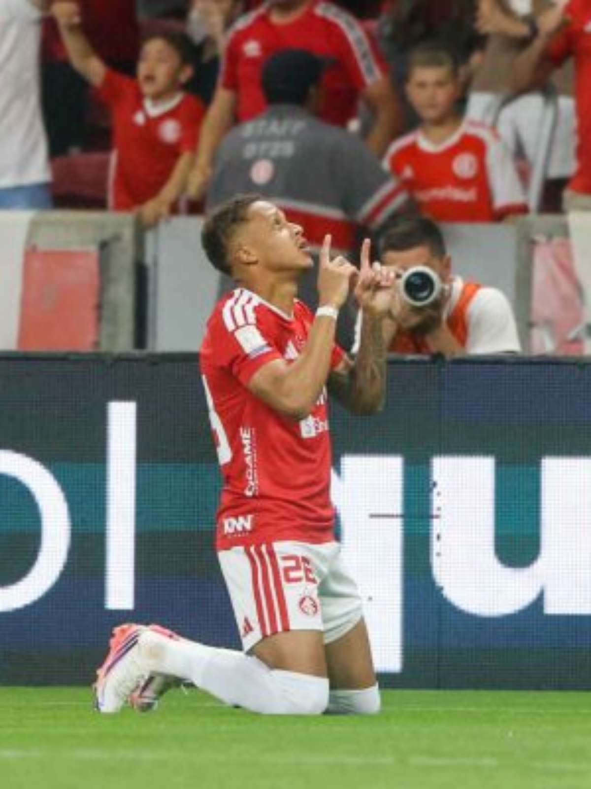 Internacional vence o Corinthians e respira na luta contra o Z4