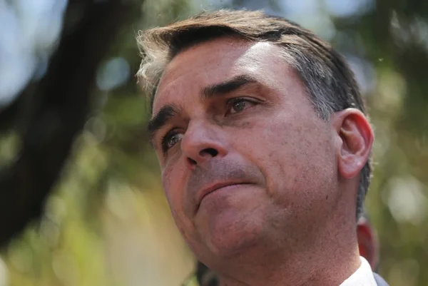 PF cancela passaportes de Flávio Bolsonaro, que está sumido