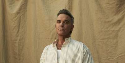 Robbie Williams virá ao Brasil pela primeira vez em 20 anos para show em São Paulo em outubro Foto: Robbie Williams/Bonus Track/Divulgação / Estadão