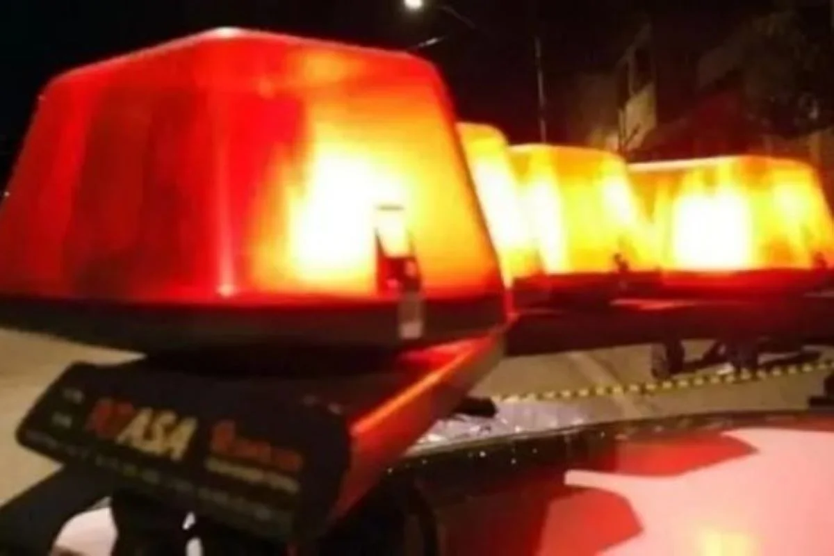 Imagem colorida mostra luz deixada por iluminação de carro de polícia suspeito - Metrópoles