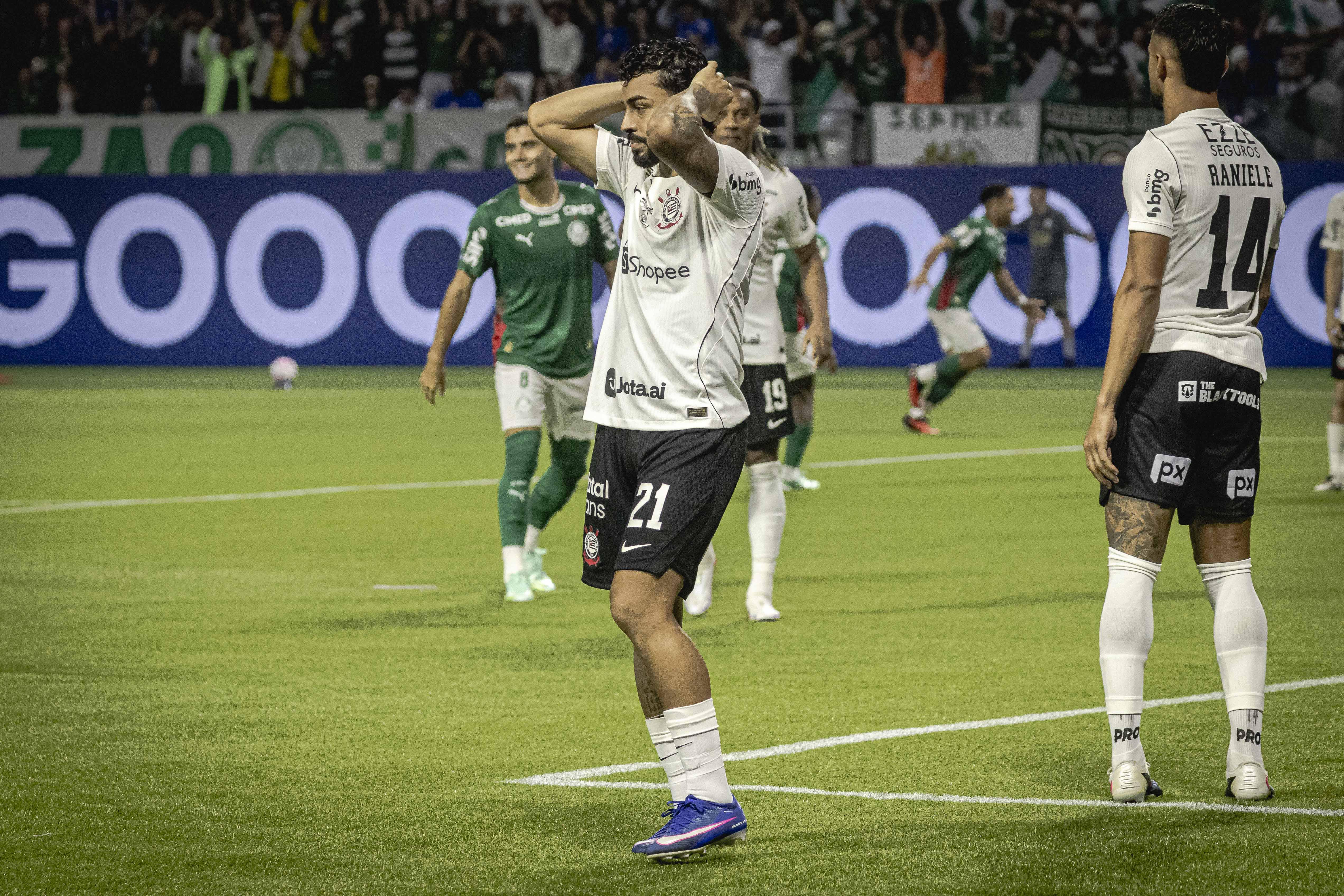Humilhado, depois da goleada do Palmeiras por 4 a 1, jogador do Corinthians chora e detona diretoria. ‘Vim pelo sonho. Estou em um pesadelo. É uma vergonha!’