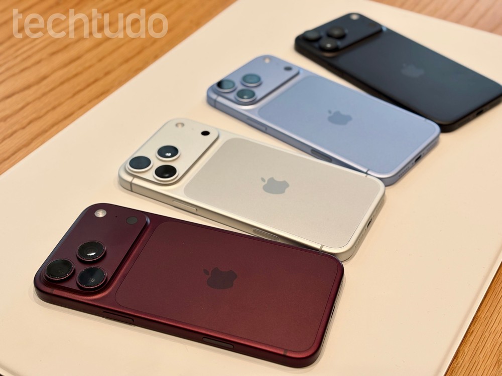 iPhone 18 Pro em suas quatro cores: bordô, prata, glacial e preto — Foto: Ana Loubak/TechTudo