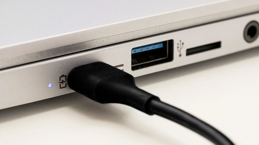 Por que algumas portas USB têm o símbolo de uma bateria ao lado?