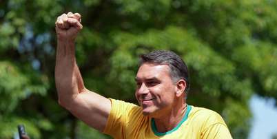 Flávio Bolsonaro durante campanha em Santa Barbara D´Oeste Foto: Alexandre Meneghini / Reuters