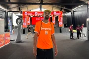 Imagem da matéria: Metrópoles Endurance Corrida: animados, atletas buscam kits no dia da prova