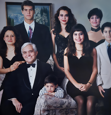 A família Walss. Acima, da esquerda para a direita: Rudy, Paty e Jenny. Abaixo: Eugenia, Rodolfo, Consuelo, Leo e Danny, filho de Jenny. Foto: Arquivo da família Walss-Bass / BBC News Brasil