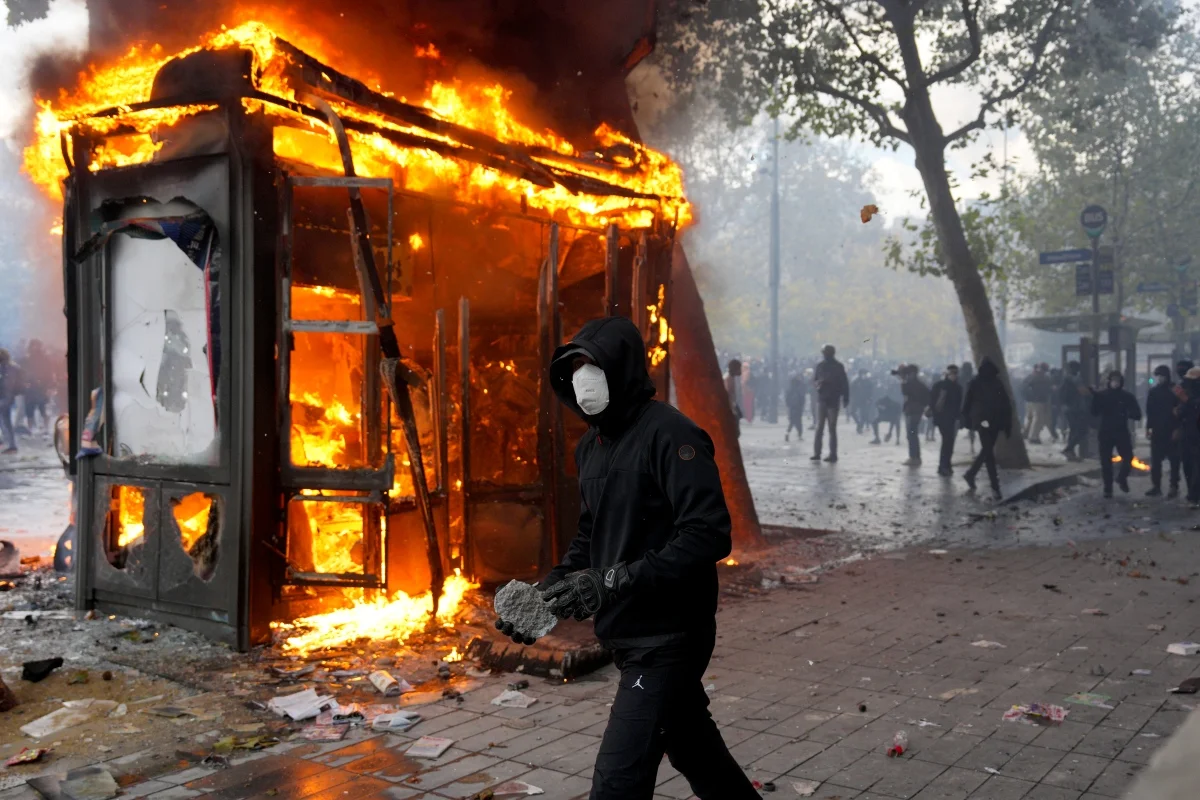 Polícia proíbe manifestações em partes de Paris, incluindo o Louvre