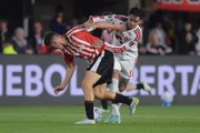 Disputa de bola em Estudiantes x Flamengo pela Libertadores