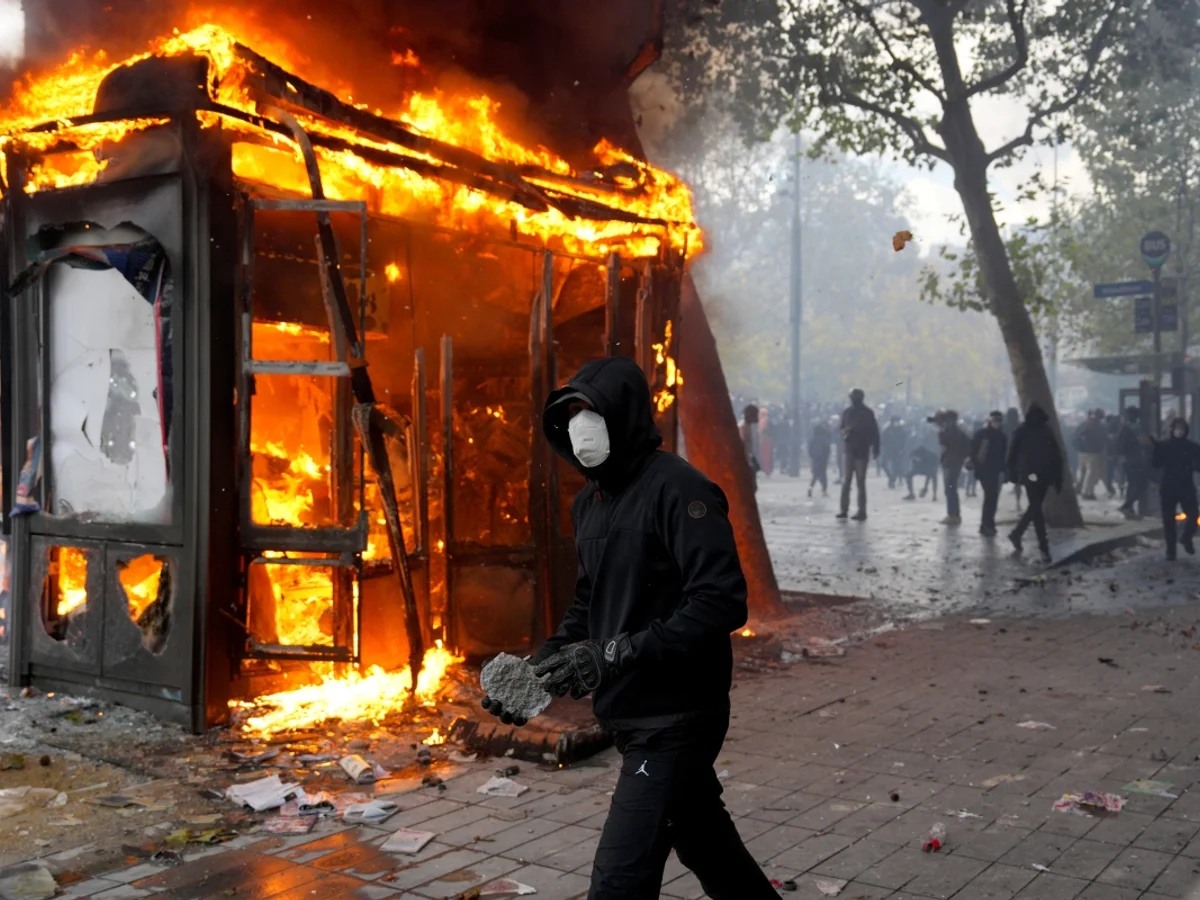 Polícia proíbe manifestações em partes de Paris, incluindo o Louvre