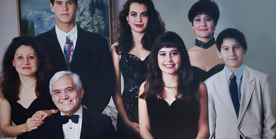 A fam&iacute;lia Walss. Acima, da esquerda para a direita: Rudy, Paty e Jenny. Abaixo: Eugenia, Rodolfo, Consuelo, Leo e Danny, filho de Jenny. Foto: Arquivo da fam&iacute;lia Walss-Bass / BBC News Brasil