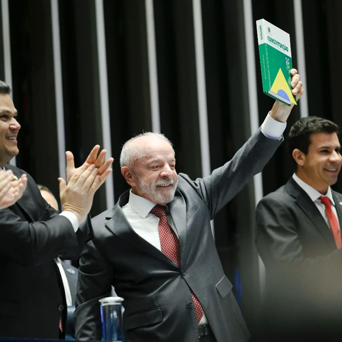 Emenda do fim da 6x1 é publicada no Diário Oficial. Prazos começam a valer