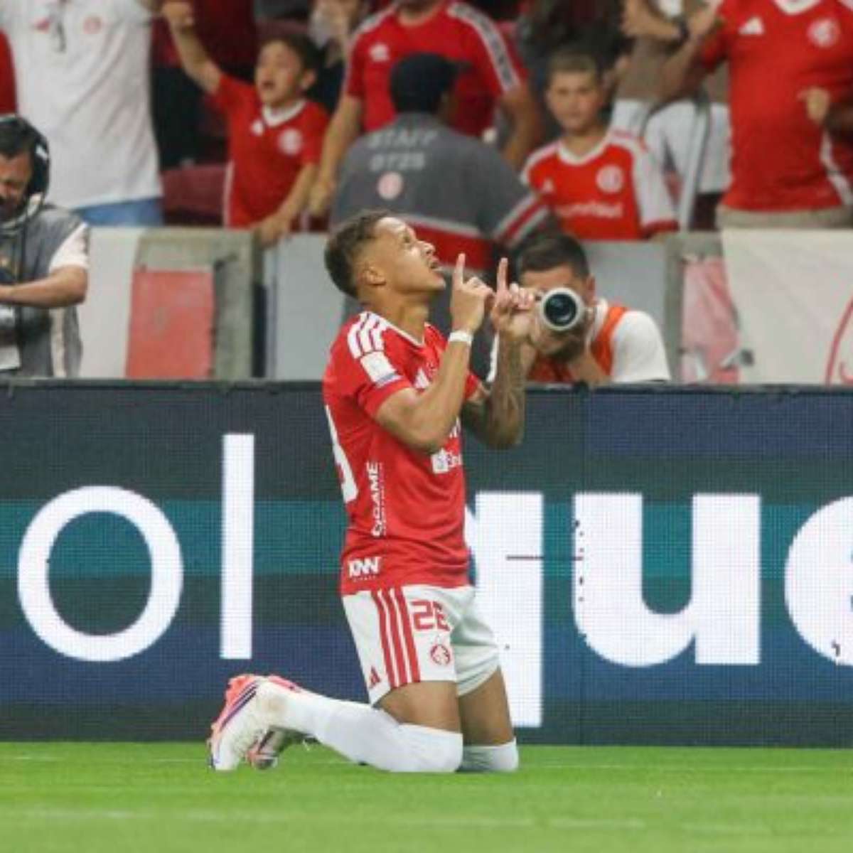 Internacional vence o Corinthians e respira na luta contra o Z4