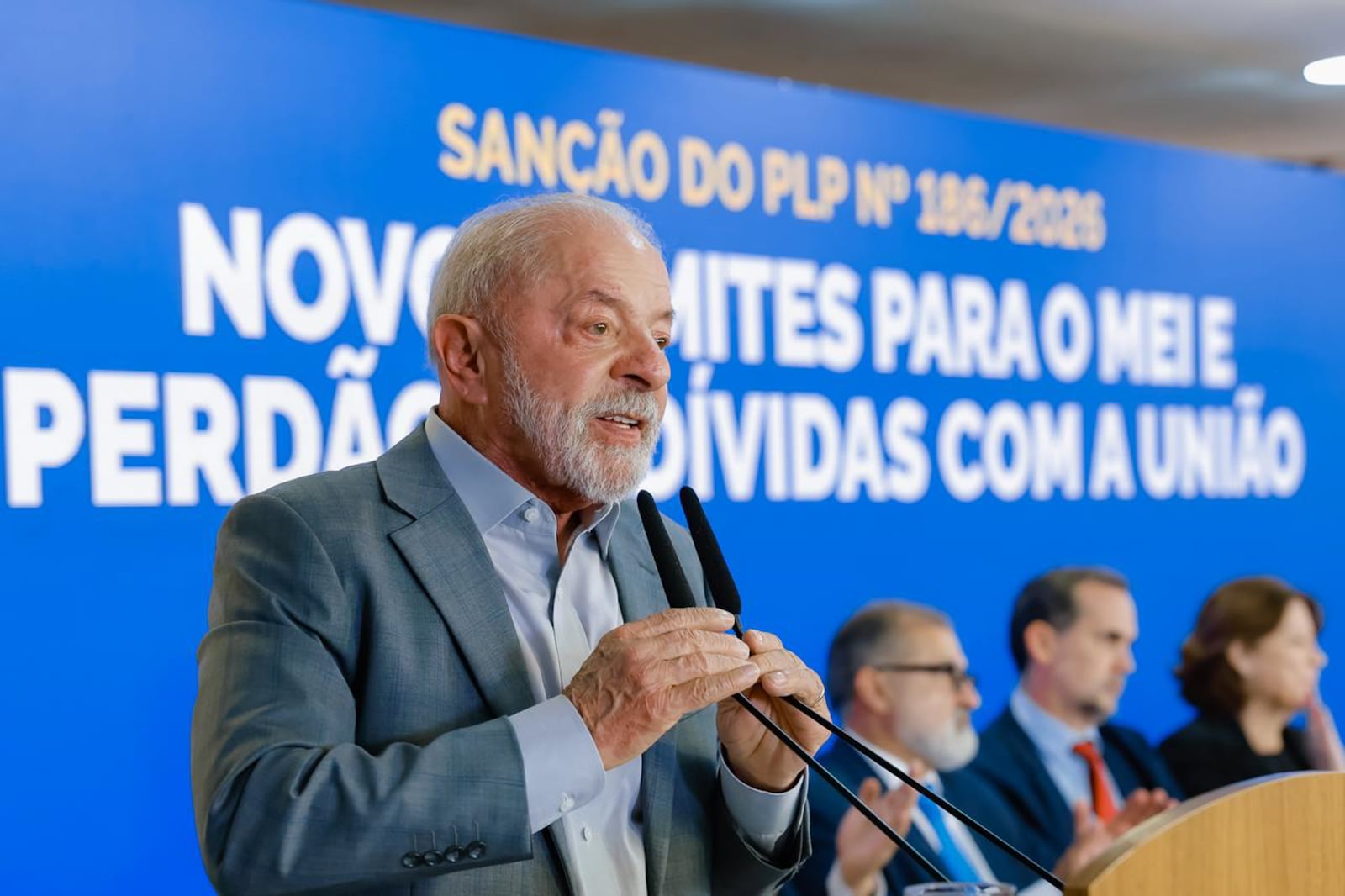 Imagem da matéria: Lula pede ao TSE cassação e inelegibilidade de Flávio por 8 anos por falta de isonomia da Meta