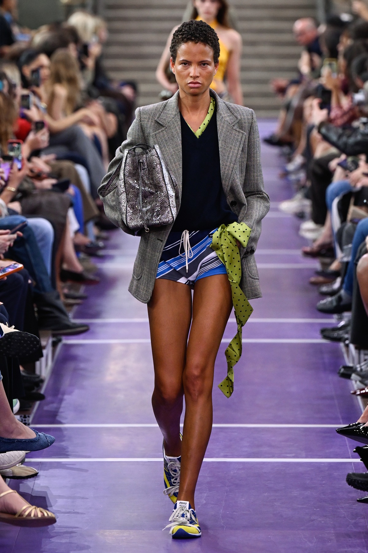 Miu Miu revela parceria com Wrangler e apresenta jeans vintage em Paris