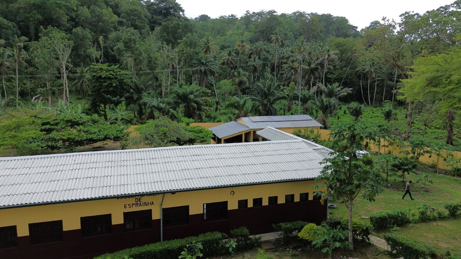 PAM reforça alimentação escolar sustentável em São Tomé e Príncipe com energia solar em 15 escolas