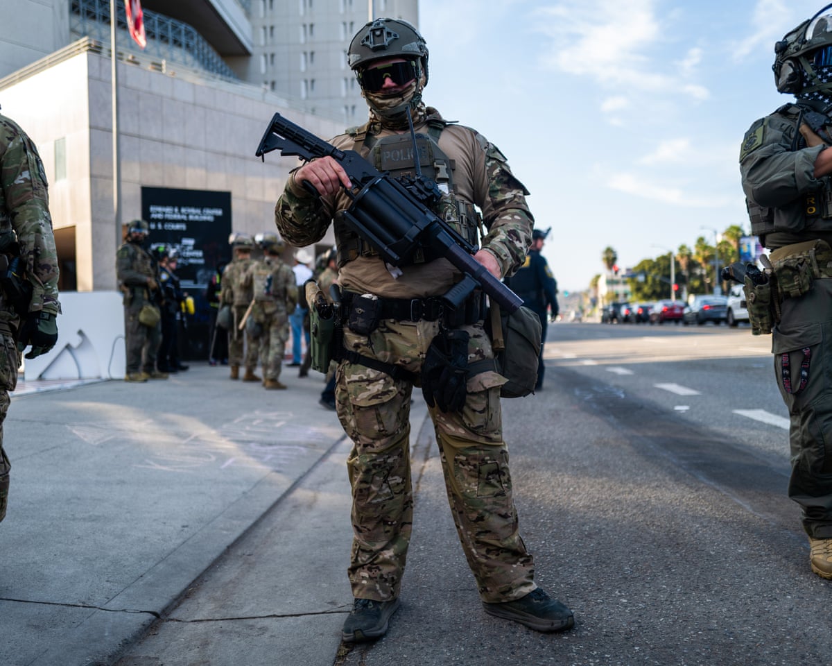 Ajuízo anônimo alega que Trump ordenou investigação do FBI contra manifestantes anti-ICE em Los Angeles