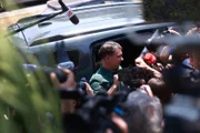 Lula e Flávio Bolsonaro fazem últimos atos de campanha em MG, Rio e SP