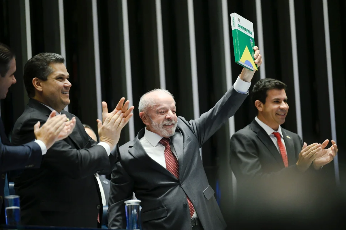 Emenda do fim da 6x1 é publicada no Diário Oficial. Prazos começam a valer