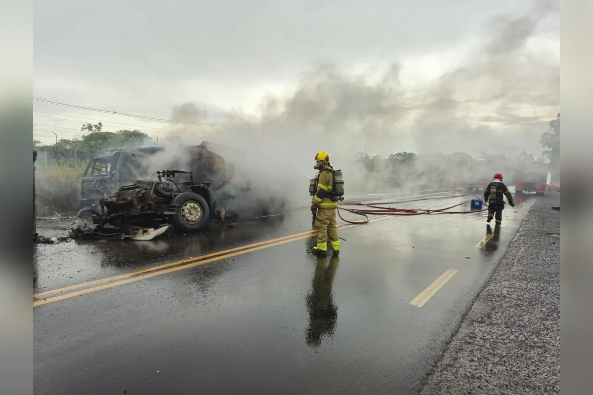 caminhões destruídos após colisão e incêndio