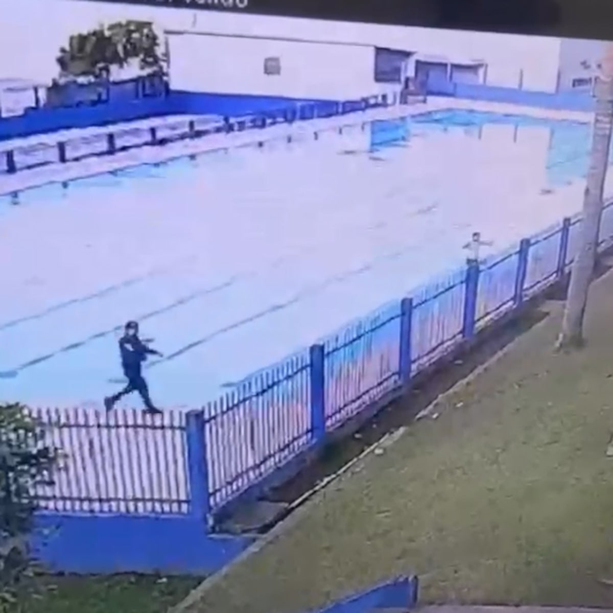 Vídeo mostra momento que DJ foge da PM, atropela homem e pula na piscina para evitar prisão
