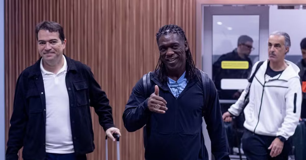 Seedorf desembarca em São Paulo para assumir como novo técnico do Corinthians