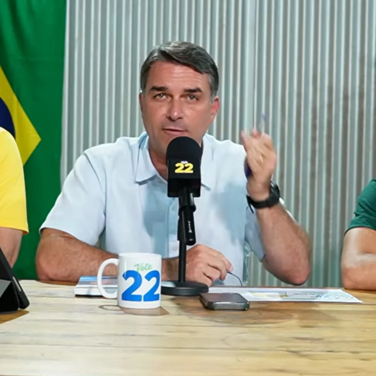 Flávio comenta Datafolha e diz que está "muito mais na frente" de Lula