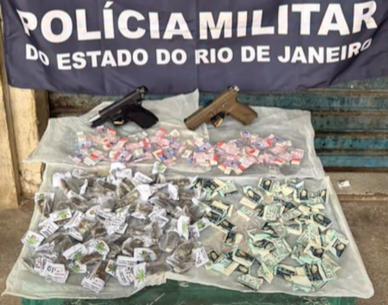 Agentes do 31º BPM apreenderam pistolas e drogas Reprodução/Polícia Militar