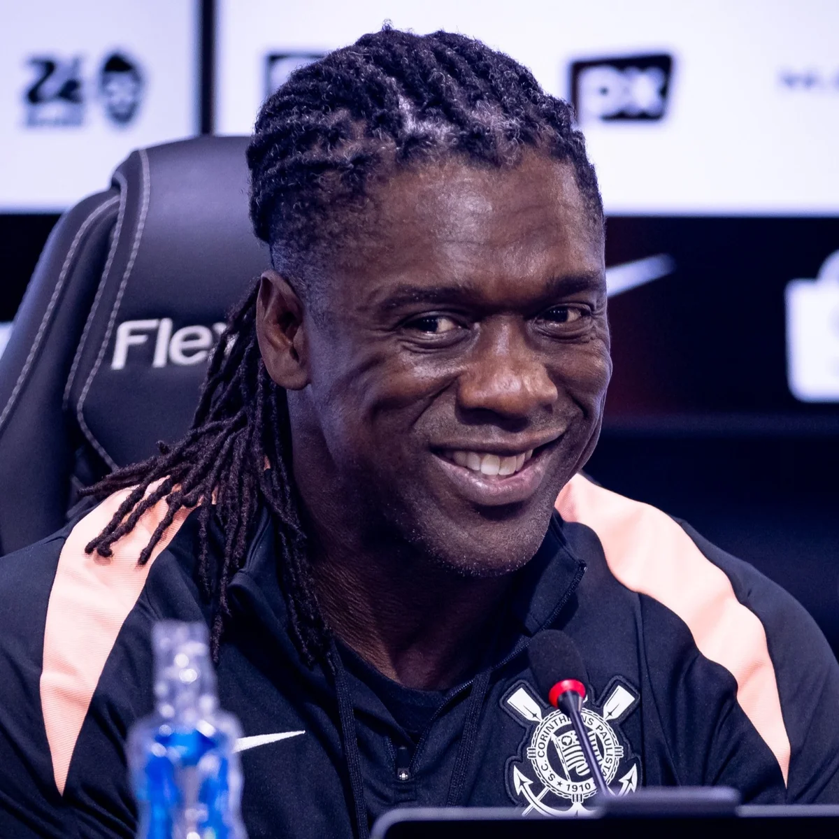 Seedorf não comanda Corinthians contra o Vitória por falta de documentação