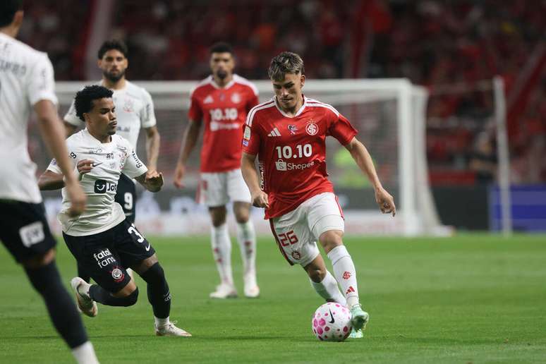 Internacional vence o Corinthians e respira na luta contra o Z4