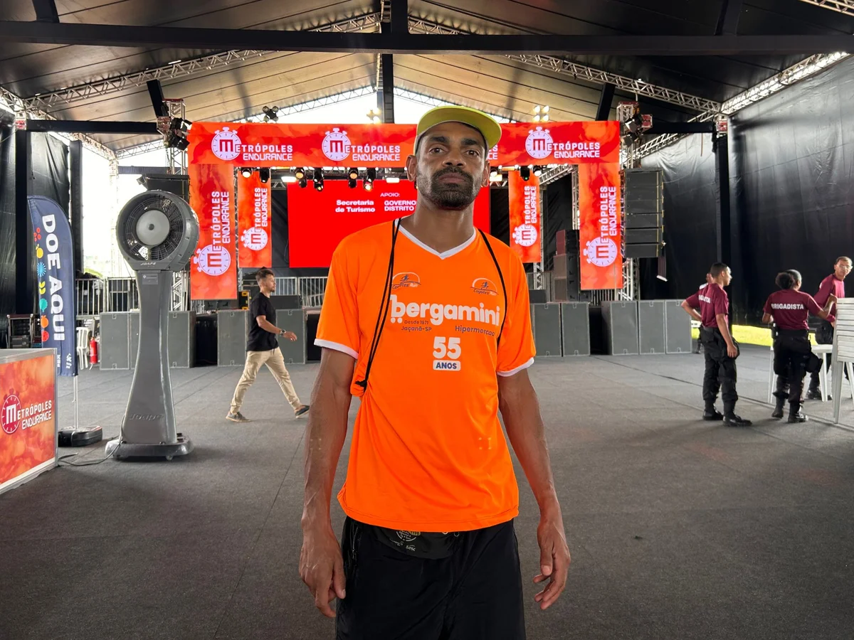 Metrópoles Endurance Corrida: animados, atletas buscam kits no dia da prova