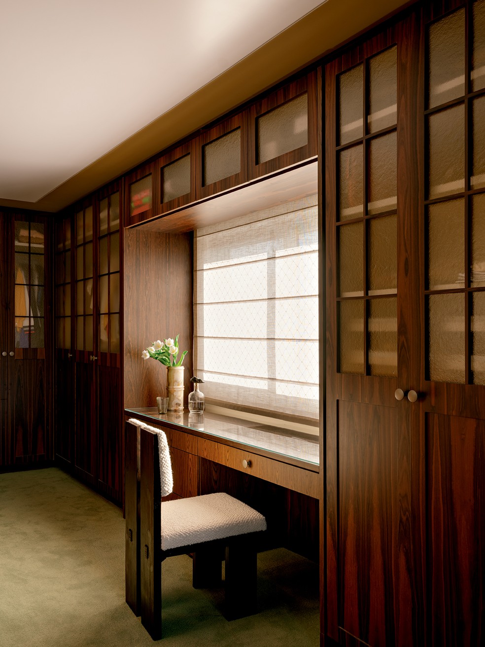 Manu Gavassi e Jullio Reis abrem apartamento, em São Paulo; assista ao tour