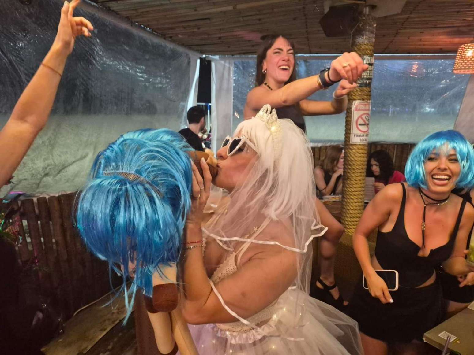 Argentinas aproveitam a aglomera&ccedil;&atilde;o para o jogo e fazem a despedida de solteira de Macarena (beijando o boneco cavalinho).