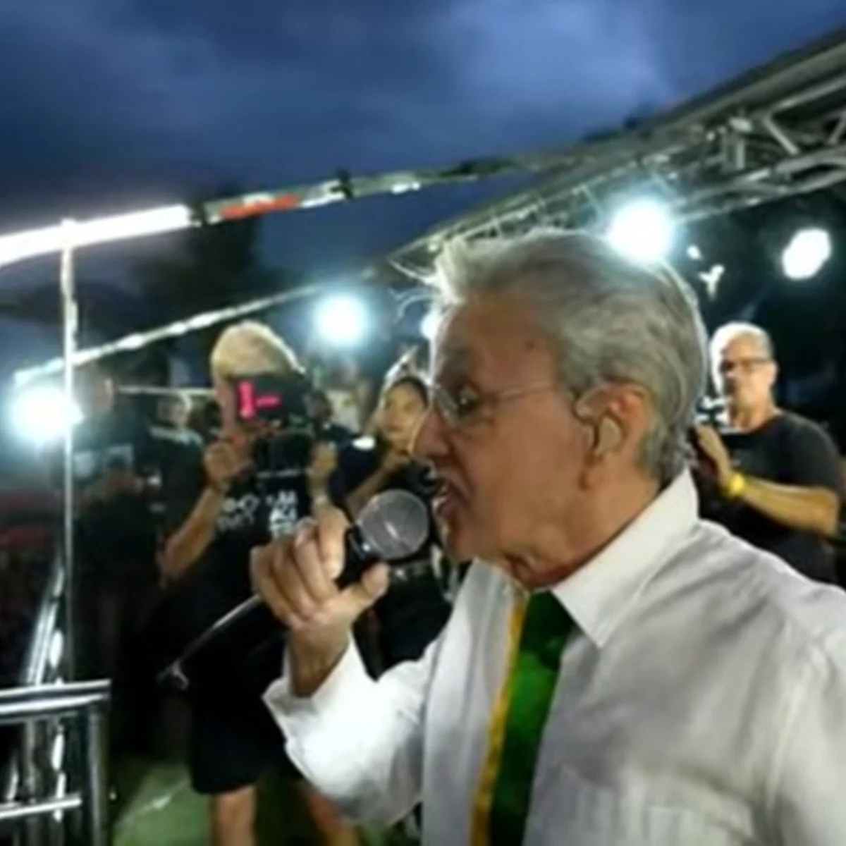 Artistas se reúnem em Copacabana para o "Ato Musical pela Democracia"