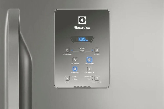 Como destravar o painel da geladeira Electrolux? Veja passo a passo