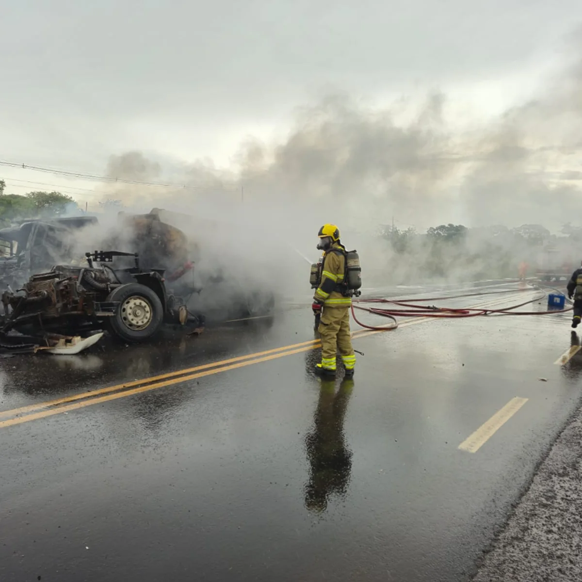 Caminhões batem de frente e pegam fogo na BR-497, em Uberlândia