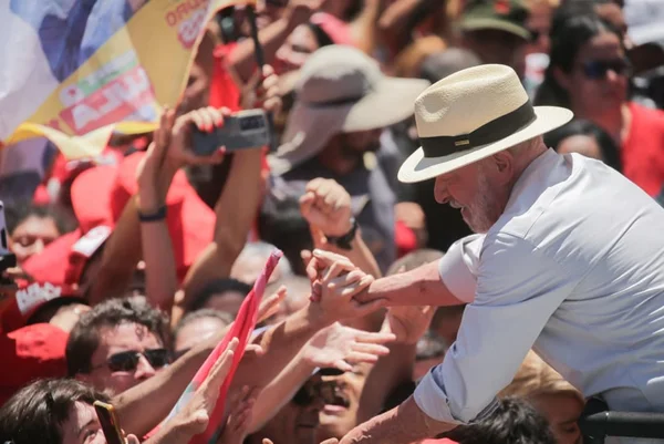 Lula e Flávio Bolsonaro fazem últimos atos de campanha em MG, Rio e SP